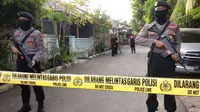 Polisi Gerebek rumah terduga teroris di Probolinggo. (Liputan6.com/Dian Kurniawan)