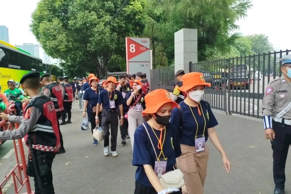 Hadiri Misa Akbar Paus Fransiskus, Umat Katolik Mulai Berdatangan di GBK Senayan