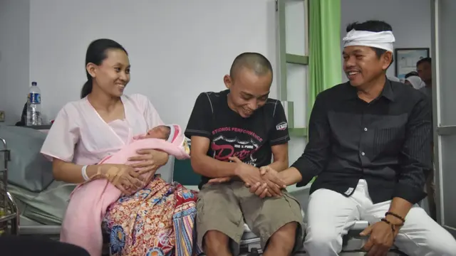 Pemudik Melahirkan di Tol, Sang Anak Dinamai Purwanti Safitri Ramadhani oleh Dedi Mulyadi. (Liputan6.com/Abramena)