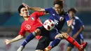Pemain Korea Selatan, Hwang In-beom, berebut bola dengan pemain Jepang, Kouta Watanabe, di Stadion Pakansari, Jawa Barat, Sabtu (1/9/2018). (AP/Bernat Armangue)