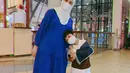 Inspirasi tampil dengan outfit monokrom ala Nycta Gina. Ia mengenakan long dress berwarna biru laut, yang dipadunya dengan hijab pashmina putih, white jeans, dan sneakers putih. Foto: Instagram.