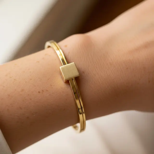 Gelang Emas Bangle Motif Geometris Tampil Modern dan Minimalis
