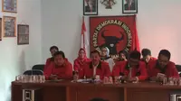 Ketua DPC PDIP Kota Cirebon Edi Suripno saat menggelar jumpa pers. (Liputan6.com/Panji Prayitno)