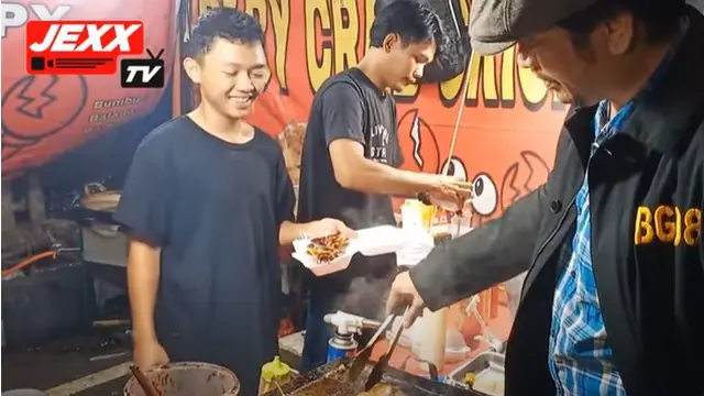 Zecky Alatas memasak cumi di pasar malam (YouTube Jexx TV)