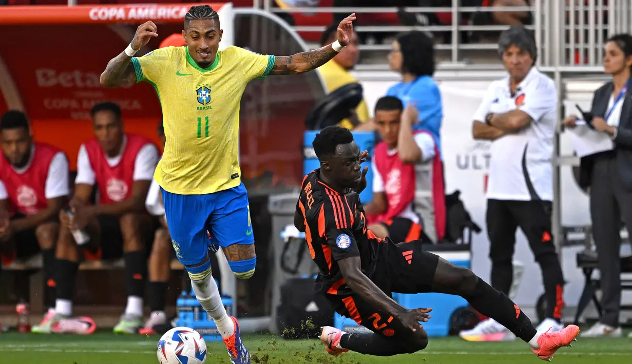 Sejak menit awal pertandingan, laga antara Brasil melawan Kolombia berlangsung ketat dan sengit. (Patrick T. Fallon/AFP)