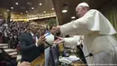 Mantan pesepak bola Argentina, Juan Sebastian Veron memberikan bola kepada Paus Fransiskus dalam pertemuan dengan para peserta Kongres Dunia Keenam Yayasan Kepausan Scholas Occurrentes, pada tanggal 29 Mei 2016 di Vatikan. Scholas adalah organisasi internasional hak kepausan yang disetujui dan dibentuk oleh Paus Fransiskus di Kota Vatikan pada tanggal 13 Agustus 2013. Organisasi ini menggabungkan teknologi dengan seni dan olahraga untuk mempromosikan integrasi sosial dan budaya perjumpaan demi perdamaian.  (AFP/Osservatore Romano)