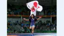  Pegulat putri Jepang, Risako Kawai, merayakan kemenangan bersama sang pelatih setelah meraih medali emas gulat kelas bebas 63 kg Olimpiade Rio 2016 di Carioca Arena 2, Rio de Janeiro, Brasil, (18/8/2016). (Reuters/Toru Hanai)