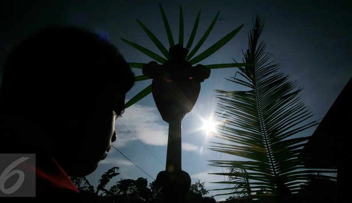 Seorang umat Katolik ketika mengikuti prosesi Minggu Palma di desa Mangunsuko, Magelang, Minggu (20/3). Prosesi Minggu Palma menjadi tanda dimulainya pekan suci umat Katolik menjelang Paskah. (Foto: Boy Harjanto)