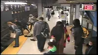 Seorang pemuda terekam memberikan bantuan segera kepada seorang pria yang terjatuh ke dalam jalur kereta SEPTA di Philadelphia.
