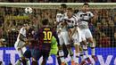 Pemain-pemain Bayern Muenchen berusaha menahan tendangan bebas Lionel messi. (AFP PHOTO/LLUIS GENE)