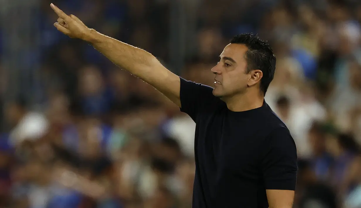 Pelatih Barcelona, Xavi Hernandez tercatat menjadi pelatih termuda keempat pada Liga Champions 2023/2024. Saat ini juru taktik yang mulai menangani Blaugrana sejak awal musim 2021/2022 menginjak usia 43 tahun. Hingga kini ia telah mencatatkan 62 kali menang, 18 imbang dan 19 kali kalah dalam 99 laga di semua ajang kompetisi. Pada matchday pertama Liga Champions 2023/2024 Barcelona menang telak 5-0 atas FC Antwerp. (AFP/Javier Soriano)