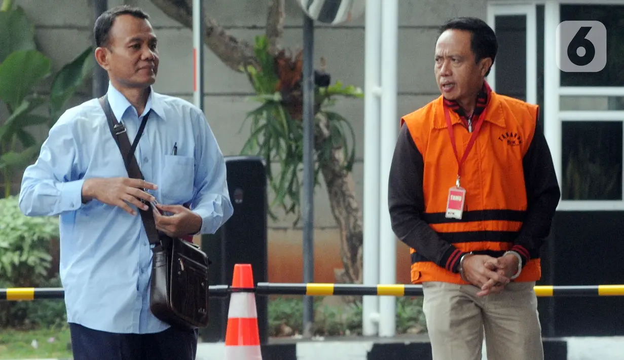 Penyuap Bupati Lampung Utara Agung Ilmu Mangkunegara, Hendra Wijaya Saleh bersiap menjalani pemeriksaan di Gedung KPK, Jakarta, Kamis (21/11/2019). Hendra diperiksa sebagai tersangka kasus dugaan suap terkait proyek di Dinas PUPR dan Dinas Perdagangan Kab. Lampung Utara. (merdeka.com/Dwi Narwoko)
