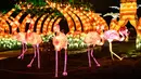 Gambar pada 15 November 2019 menunjukkan patung flamingo diterangi lampu merah muda sebagai bagian dari pameran festival cahaya di Kebun Binatang Jardin des Plantes, Paris. Festival Cahaya bertajuk "Ocean en voie d'illumination" ini digelar dari 18 November 2019 - 19 Januari 2020. (BERTRAND GUAY/AFP