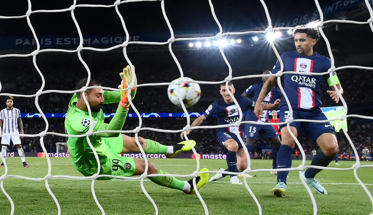 Kiper PSG, Gianluigi Donnarumma, berusaha menangkap bola saat melawan Juventus pada laga Liga Champions di Stadion Parc des Princes, Paris, Rabu (7/9/2022). (AFP/Franck Fife)
