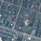 Gambar satelit menunjukkan situs kuburan dengan parit di bagian barat daya lahan Gereja St. Andrew & Pyervozvannoho All Saints, di Bucha, Ukraina. (Citra satelit 2022 Maxar Technologies)