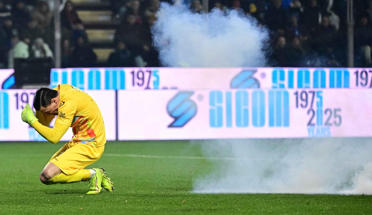 Kiper US Cremonese, Emil Audero bereaksi saat suar meledak di lapangan selama pertandingan pekan ke-23 Serie A Italia melawan Inter Milan di Stadion Giovanni Zini, Cremona, Italia utara, Minggu 1 Februari 2026 waktu setempat atau Senin (2/2/2026) dini hari WIB. (Piero CRUCIATTI/AFP)