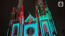 Cahaya warna warni menghiasi Gereja Katedral saat pemutaran video mapping tentang sejarah Kongres Pemuda II , Jakarta, Minggu (27/12/2019). Pemutaran video mapping ini untuk memperingati Hari Sumpah Pemuda ke-91 dan berlangsung hingga 28 Oktober. (Liputan6.com/Helmi Fithriansyah)