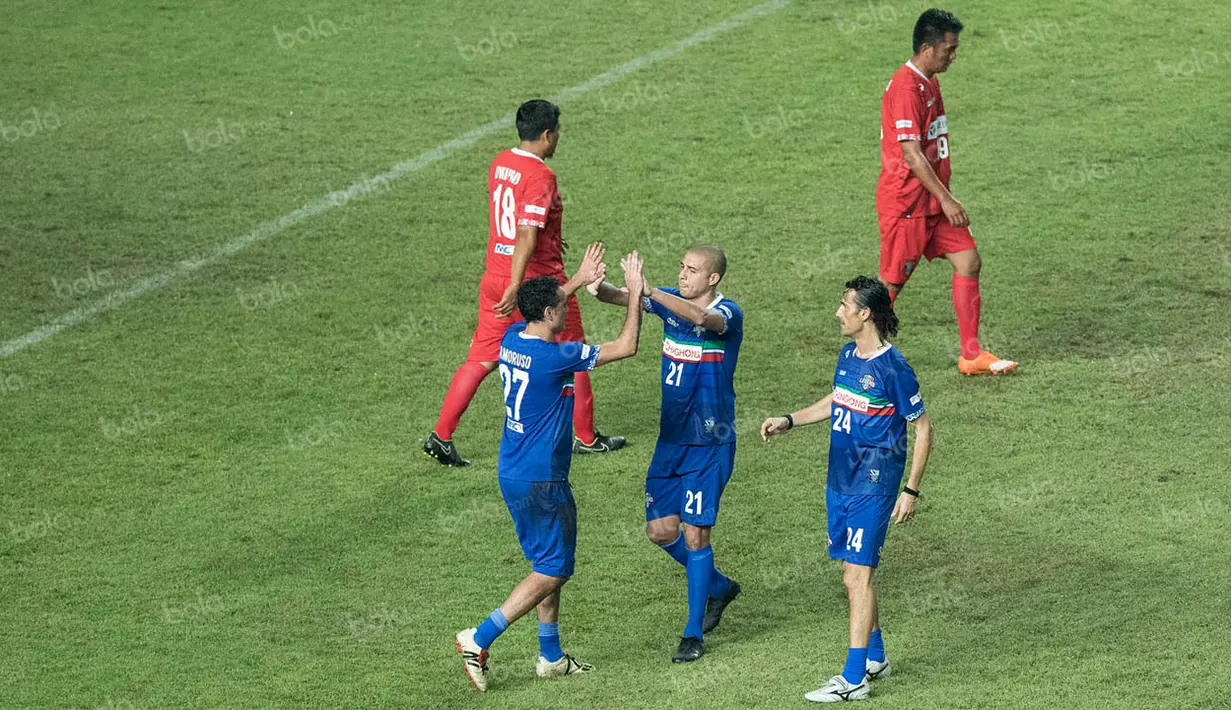 Striker Calcio Legend, David Trezeguet, merayakan gol yang dicetaknya ke gawang Primavera Baretti pada laga persahabatan di SUGBK, Jakarta, Sabtu (21/5/2016). (Bola.com/Vitalis Yogi Trisna)