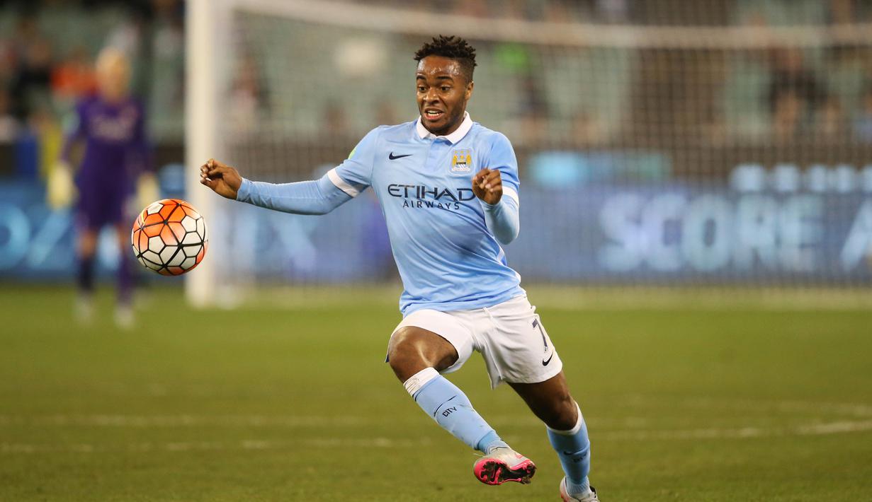 Aksi Raheem Sterling di daerah pertahanan AS Roma. (Action Images via Reuters/Jason O'Brien Livepic)