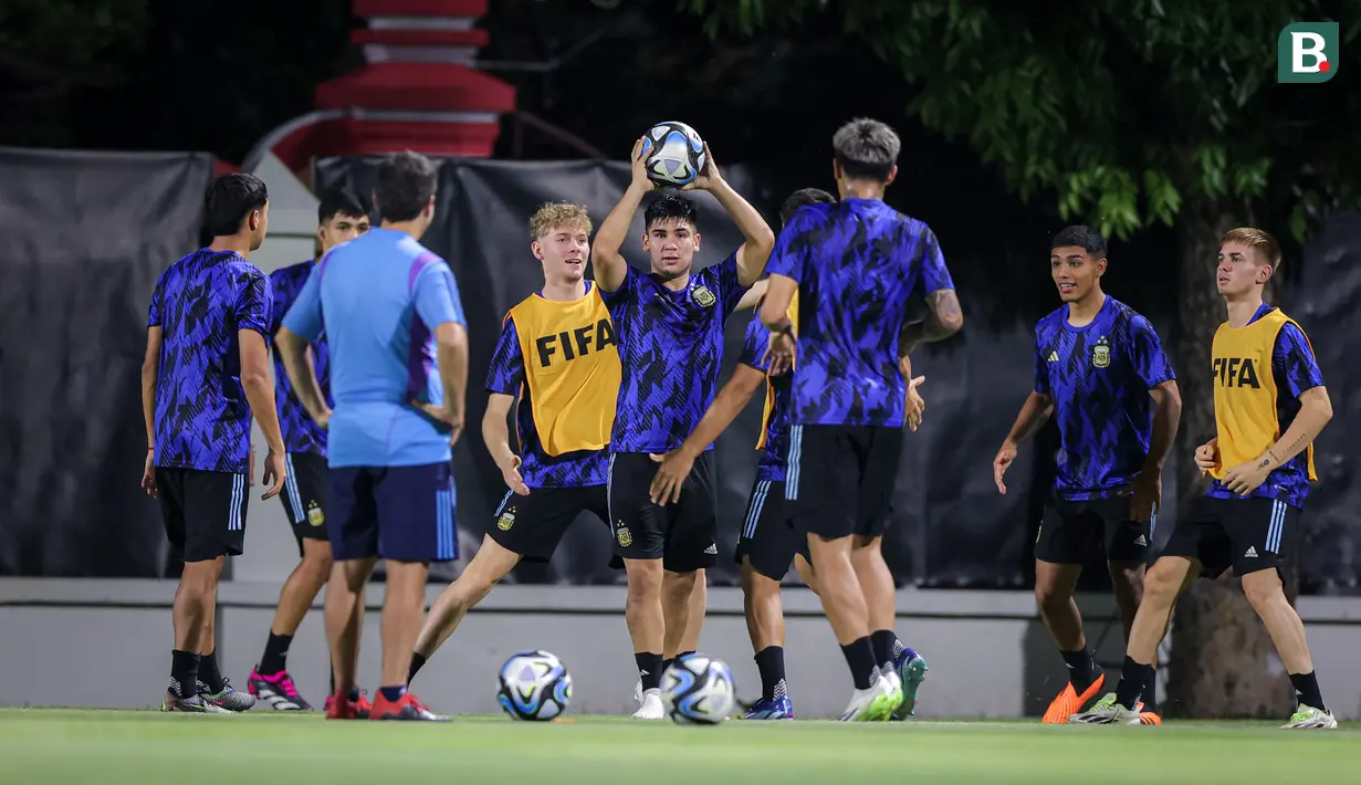 Sejumlah pemain Timnas Argentina U-17 melakukan latihan resmi jelang perebutan peringkat ketiga Piala Dunia U-17 2023 melawan Timnas Mali U-17 di Stadion Manahan, Solo, Jawa Tengah, Kamis (30/11/2023). (Bola.com/Bagaskara Lazuardi)
