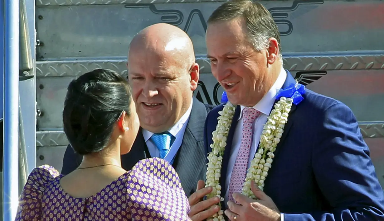 Perdana Menteri Selandia Baru John Key (kanan) menerima karangan  bunga saat tiba di bandara internasional Manila, Filipina, Selasa (17/11/2015).  John Key hadir untuk menghadiri Kerjasama Ekonomi Asia - Pasifik (APEC). (REUTERS/Romeo Ranoco)