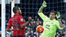 Striker West Bromwich, Salomon Rondon, membobol gawang Everton yang dijaga Joel Robles, pada laga Liga Inggris di Stadion Goodison Park, Inggris, Sabtu (13/2/2016). Everton takluk 0-1 dari West Bromwich. (AFP/Lindsey Parnaby)