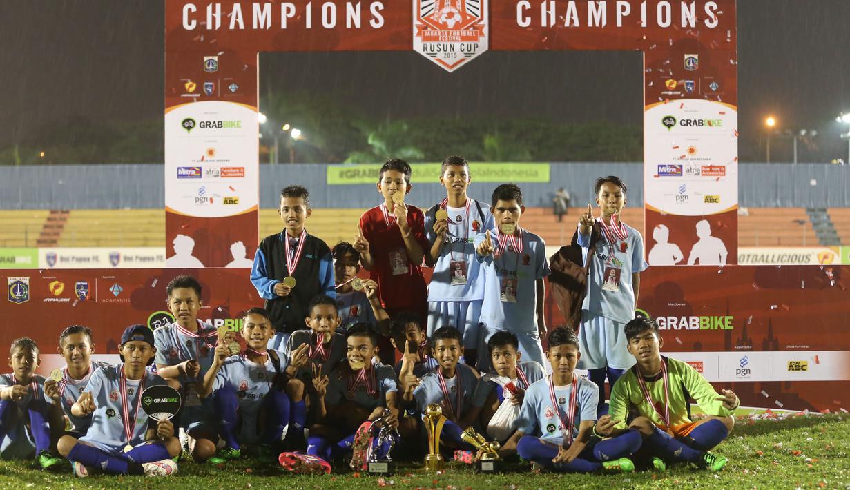 Juara Rusun Cup 2015 Tim Rusun Daan Mogot berfoto usai penyerahan trofi juara di Stadion Soemantri Brojonegoro, Jakarta, Minggu (8/11/2015). (Bola.com/Nicklas Hanoatubun)