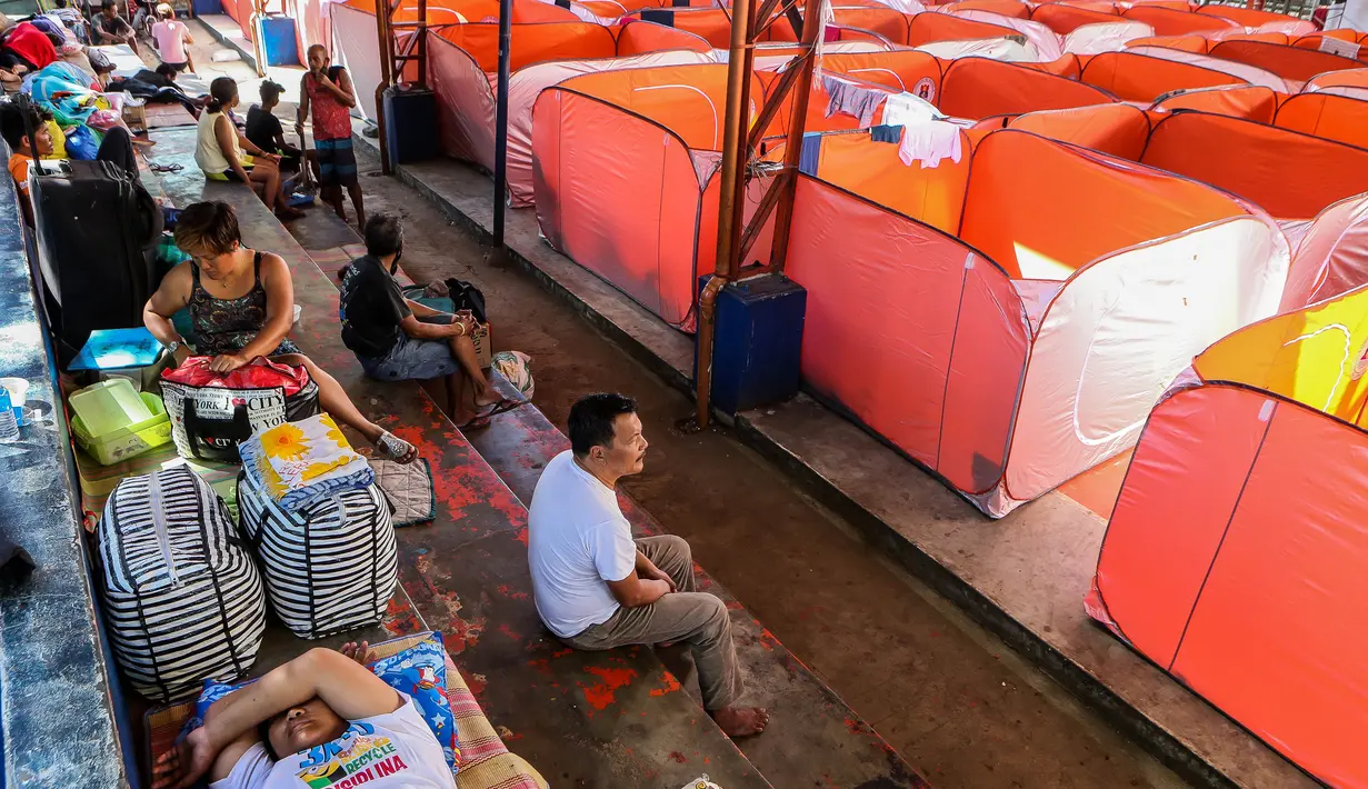 Tenda-tenda modular yang didirikan bagi kaum tunawisma guna menghentikan penyebaran COVID-19 terlihat di sebuah lapangan basket beratap di Manila, 23 Maret 2020. Jumlah kasus infeksi virus corona meningkat menjadi 501, menurut Otoritas kesehatan Filipina, pada Selasa (24/3). (Xinhua/Rouelle Umali)