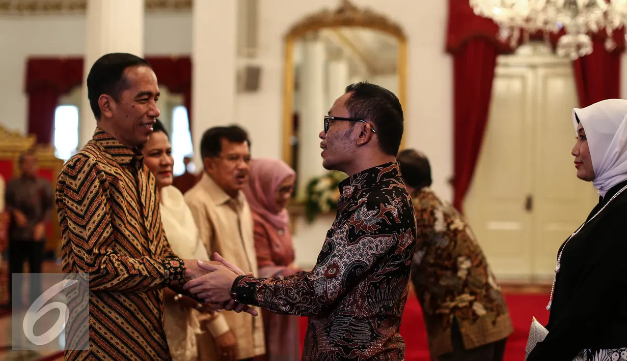 Presiden Joko Widodo bersalaman dengan Menteri Tenaga Kerja Muhammad Hanif Dhakiri dalam Silaturahmi Idul Fitri 1437 H di Istana Negara, Jakarta, Senin (11/7). (Liputan6.com/Faizal Fanani)