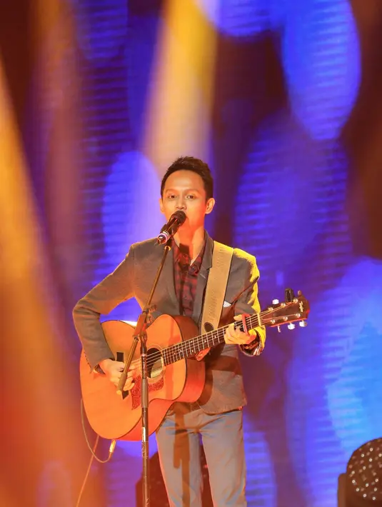 Freza, keluar sebagai Jawara Bintang Panggung Asik 2017 sukses menunjukan penampilannya hingga membuat dewan juri seperti Naga Lyla, Enda Ungu, dan Trio Macan terpukau melihatnya tampil dengan gitar akustik. (Adrian Putra/Bintang.com)