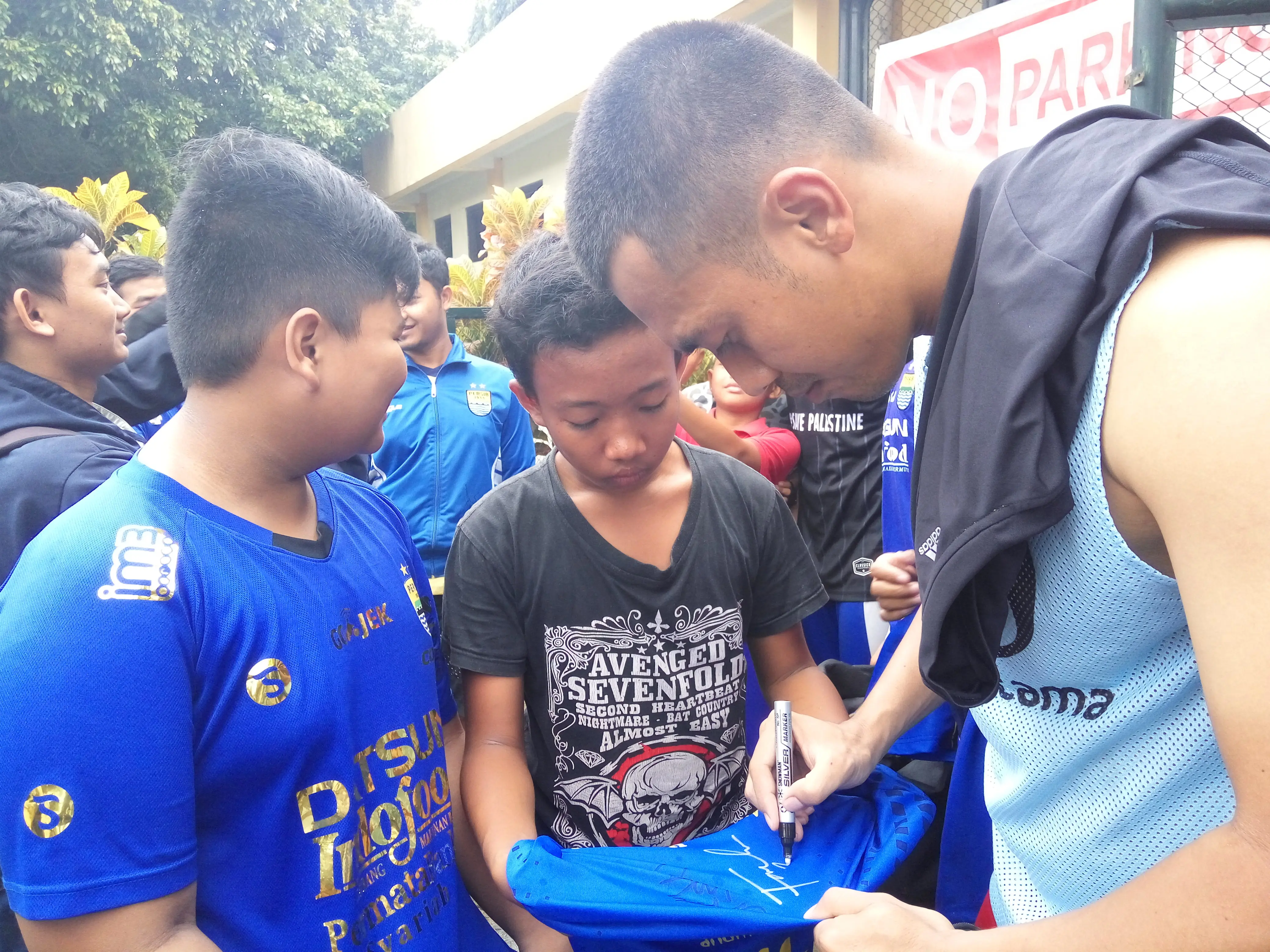 Seorang pemain Persib dikerubuti suporter di Yogyakarta. (Liputan6.com/Switzy Sabandar)