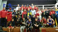 Para petinju Indonesia yang menjalani pelatnas Asian Games 2018 di Ukrania berfoto bersama. (Bola.com/Dok. Pertina)