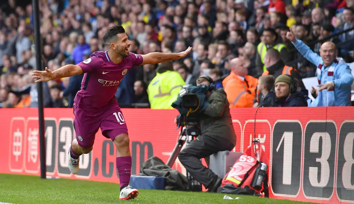 Penyerang Manchester City, Sergio Aguero mencetak hattrick aias tiga gol saat melawan Watford pada lanjutan Premier League di Vicarage Road Stadium, Watford (16/9/2017). Manchester City menang 6-0 atas Watford. (AFP/Ben Stansall)