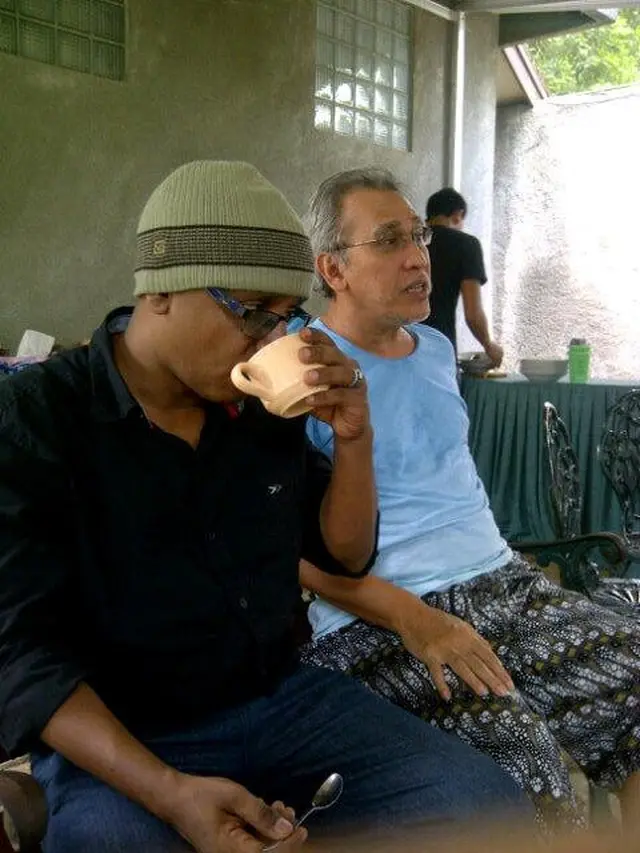 5 Potret Kesederhanaan Iwan Fals, Terbaru Nyanyi di Acara Sunatan