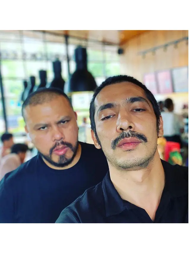 6 Penampilan Terbaru Abimana Aryasatya dengan Kumis Tebal Ini Bikin Pangling