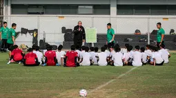 Pelatih Timnas Indonesia U-16, Nova Arianto (tengah) memberikan arahan kepada pemainnya saat latihan perdana Timnas Indonesia U-16 yang berlangsung di Lapangan B, Kompleks Stadion Utama Gelora Bung Karno (SUGBK), Senayan, Jakarta, Senin (19/02/2024). (Bola.com/Bagaskara Lazuardi)