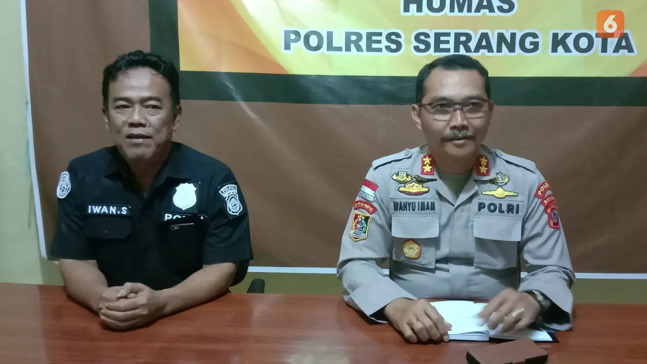 Plt Wakapolresta Serkot, AKBP Imam Wahyu Bersama Kasie Humas, AKP Iwan Sumantri, Saat Memberikan Keterangan. (Jumat, 16/06/2022). (Liputan6.com/Yandhi Deslatama).