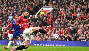 Aksi Bruno Fernandes pada laga Manchester United vs Chelsea di Liga Inggris 2025/2026 di Old Trafford, Sabtu (20/9/2025) malam WIB. (Oli SCARFF / AFP)