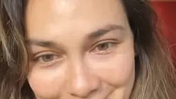 Tampil natural tanpa makeup, penampilannya sukses menuai beragam pujian. Luna Maya sendiri memang rutin melakukan perawatan wajah, tak heran kecantikannya tak memudar hingga kini. (Liputan6.com/IG/@lunamaya)