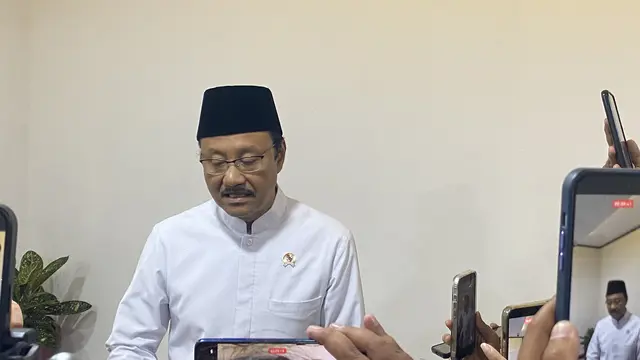 Menteri Sosial (Mensos) Syaifullah Yusuf atau Gus Ipul  usai rapat tertutup Rapat Koordinasi KDKMP di Kantor Kementerian Koordinator Bidang Pangan (Kemenko Bidang Pangan), Selasa (28/7/2026). (Liputan6.com/Devira)