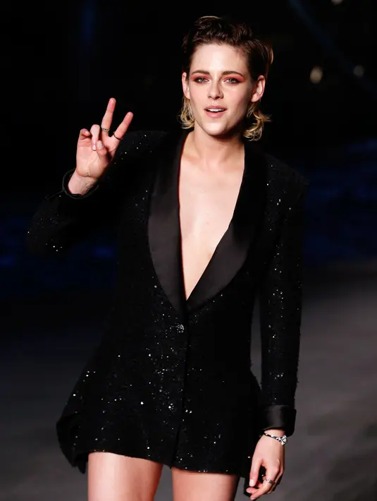 Kristen Stewart berpose saat pemotretan dalam koleksi busana Chanel Cruise 2018/2019, Paris, (3/5). Kristen Stewart tampil memukau dengan blazer gemerlap hitam dengan sepatu boot berenda hitam oleh Alice McCall. (AP Photo/Thibault Camus)