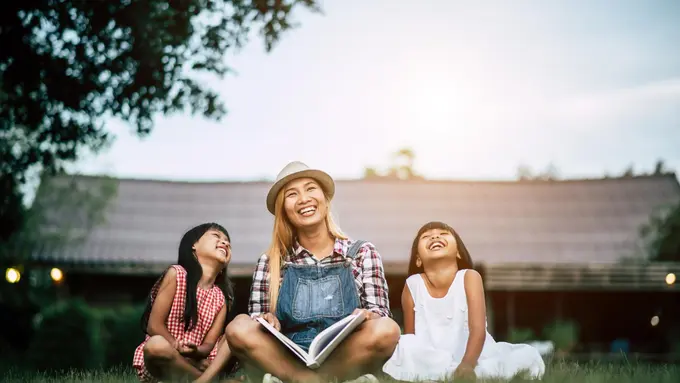 6 Tips Seru Menghabiskan Waktu Bersama Anak Saat Liburan di Rumah dengan Berkebun