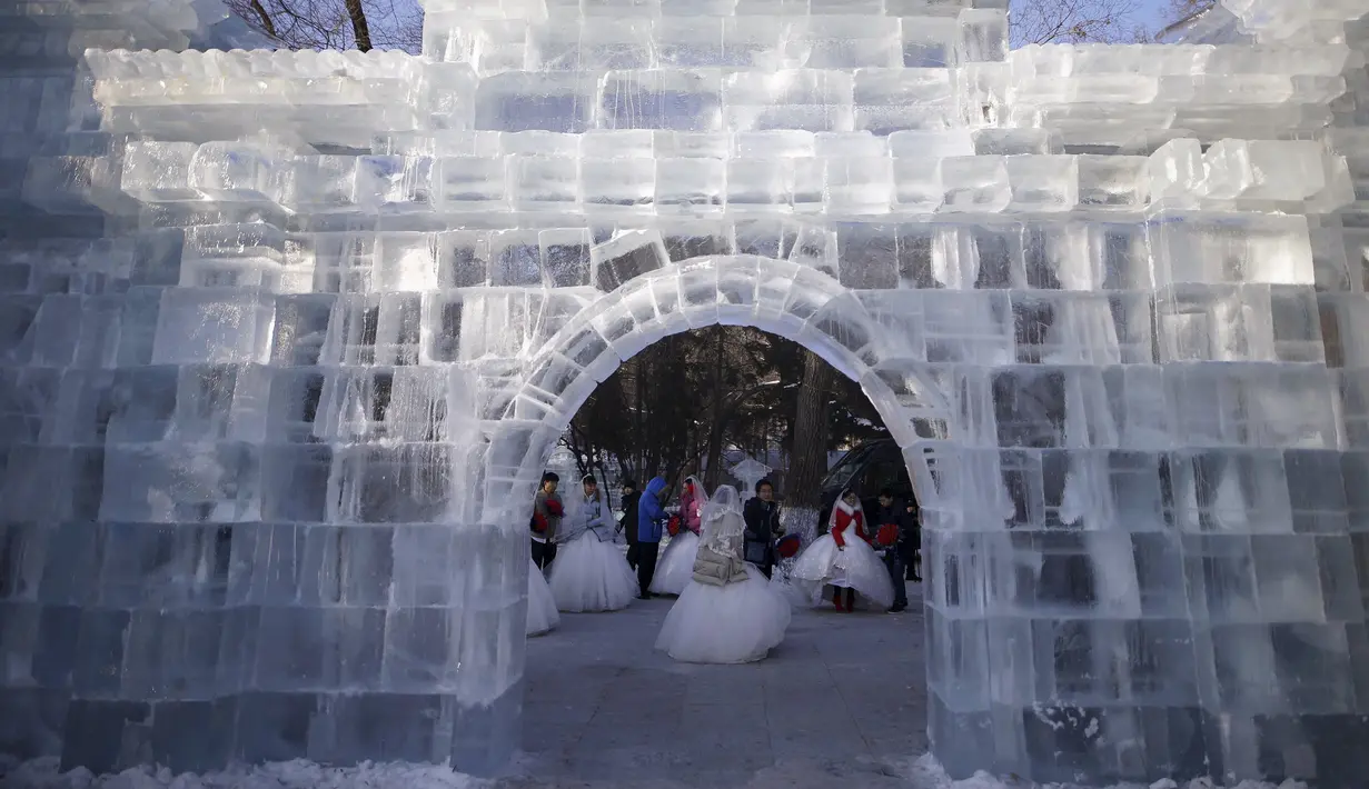 Sejumlah pasangan pengantin baru menghadiri upacara pernikahan massal yang merupakan bagian dari Festival Es dan Salju Harbin di provinsi Heilongjiang, China, Rabu (6/1/2016). ( REUTERS/ Aly Song)