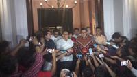 Tim Kampanye Nasional (TKN) Jokowi-Ma'ruf, mendatangi Ketua Dewan Pembina Partai Golkar, Aburizal Bakrie atau Ical. (Putu Merta/Liputan6.com)