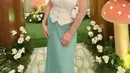 Ia kenakan halterneck tweed vest putih dengan rok panjang berwarna hijau mint [@shandyaulia]