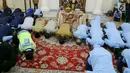 Gubernur DKI Jakarta Anies Baswedan dan Wakilnya Sandiaga Uno sujud syukur bersama pegawai Transjakarta, Jakarta, Selasa (20/3). Aksi itu sebagai syukur atas capaian Transjakarta yang tembus 500 ribu penumpang per hari. (Liputan6.com/Pool/Dadang WS)