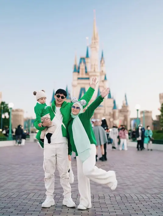 Sweater dan celana kulot menjadi pilihan gaya fashion yang nyaman saat Dinda Hauw jalan-jalan di Disneyland Tokyo. @rey_mbayang.