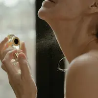 Ilustrasi penggunaan parfum (sumber foto: pexels.com/Ron Lach)
