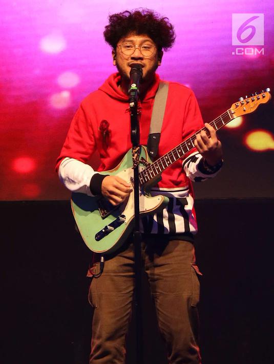 Penampilan Kunto Aji saat menghibur penonton dalam acara XYZ Day 2018 di Jakarta, Rabu (25/4). (Liputan6.com/Immanuel Antonius)