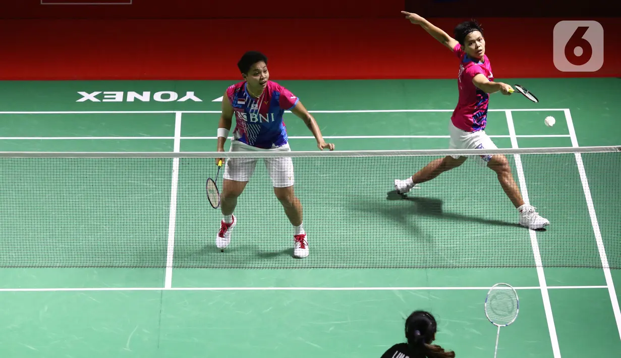 Pebulu tangkis ganda putri Indonesia, Apriyani Rahayu/Siti Fadia Silva Ramadhanti saat bertanding melawan Vivian Hoo/Lim Chiew Sien (Malaysia) pada babak 16 besar Indonesia Masters 2022 di Istora Senayan, Jakarta, Kamis (9/6/2022). Apriyani/Siti Fadia unggul 21-17, 21-19. (Liputan6.com/Helmi Fithriansyah)